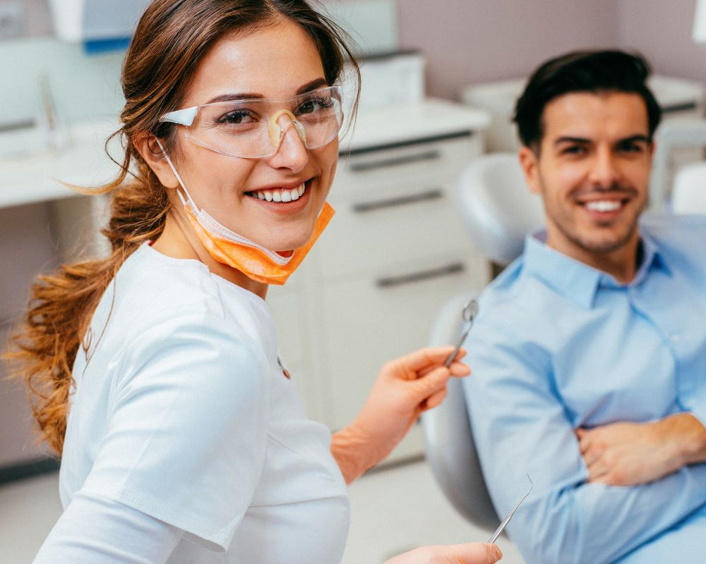 Verabschieden Sie sich von verfärbten Zähnen und begrüßen Sie ein strahlend weißes Lächeln. Entdecken Sie die Vorteile von Home Bleaching und vertrauen Sie auf unsere hochwertigen Produkte für ein perfektes Ergebnis.